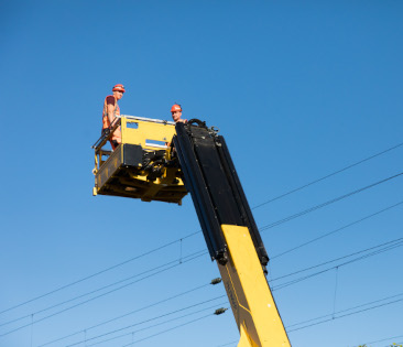 Unfallversicherung mit Deckungserweiterung – DB-Mitarbeiter arbeiten an Stromleitungen