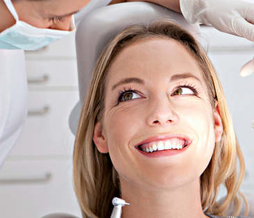 Zahnzusatzversicherung - Frau auf Behandlungsstuhl