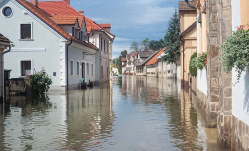 Naturgefahrendeckung Wohngebäude - Häuser stehen unter Wasser